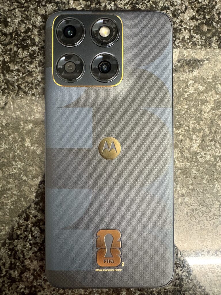 Moto EDGE 70 Fusion, WM 2026 Edition in Gold und Schwarz/ Grau
