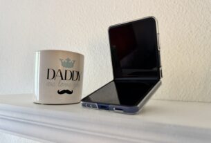 Samsung z Flip 7 neben einer Tasse auf der Daddy we Love you steht.