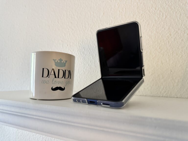 Samsung z Flip 7 neben einer Tasse auf der Daddy we Love you steht.
