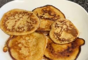 Putzi Bananen-Pancakes auf einem Teller, frisch aus der Pfanne