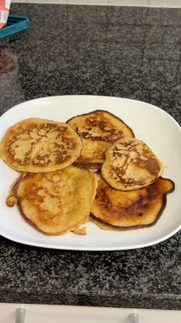 Putzi Bananen-Pancakes auf einem Teller, frisch aus der Pfanne